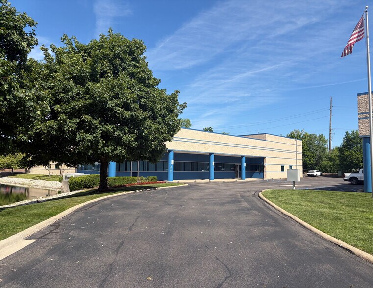 27101 Hills Tech Ct, Farmington Hills, MI à louer - Photo de l’immeuble – Image 2 sur 6