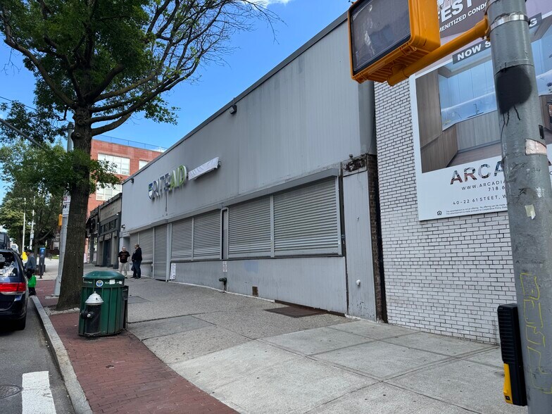 60-26 Woodside ave, Flushing, NY à louer - Photo de l’immeuble – Image 1 sur 4