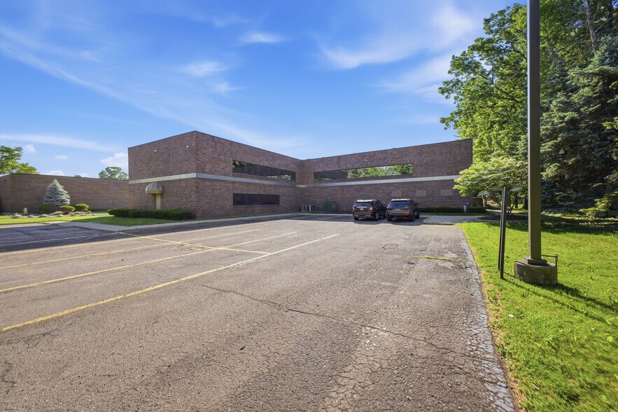 15360 S Commerce Dr, Dearborn, MI à vendre - Photo de l’immeuble – Image 2 sur 56