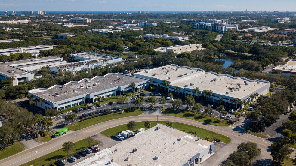 990 S Rogers Cir, Boca Raton, FL à louer - Photo de l’immeuble – Image 1 sur 21