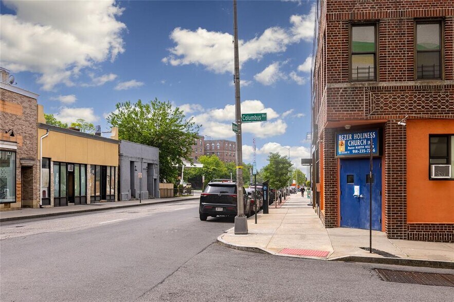375 Huguenot St, New Rochelle, NY à vendre - Photo de l’immeuble – Image 3 sur 13