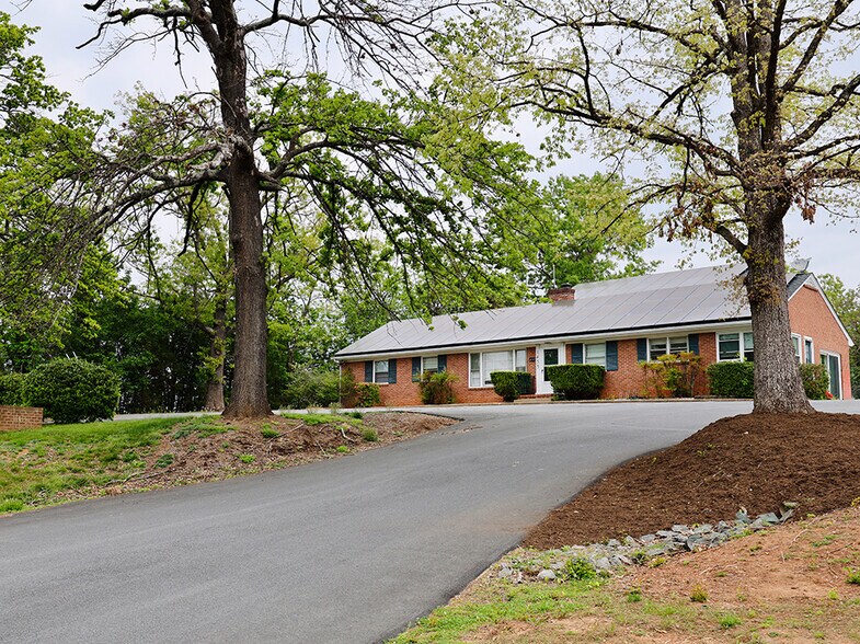 1455 Rio Road East, Charlottesville, VA à vendre - Photo de l’immeuble – Image 3 sur 8