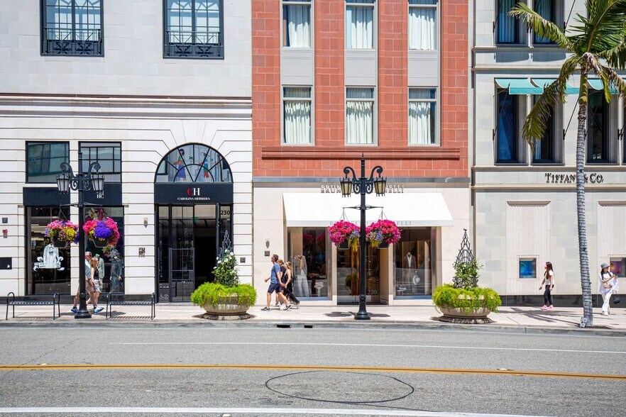 202-270 N Rodeo Dr, Beverly Hills, CA à louer - Photo de l’immeuble – Image 2 sur 11