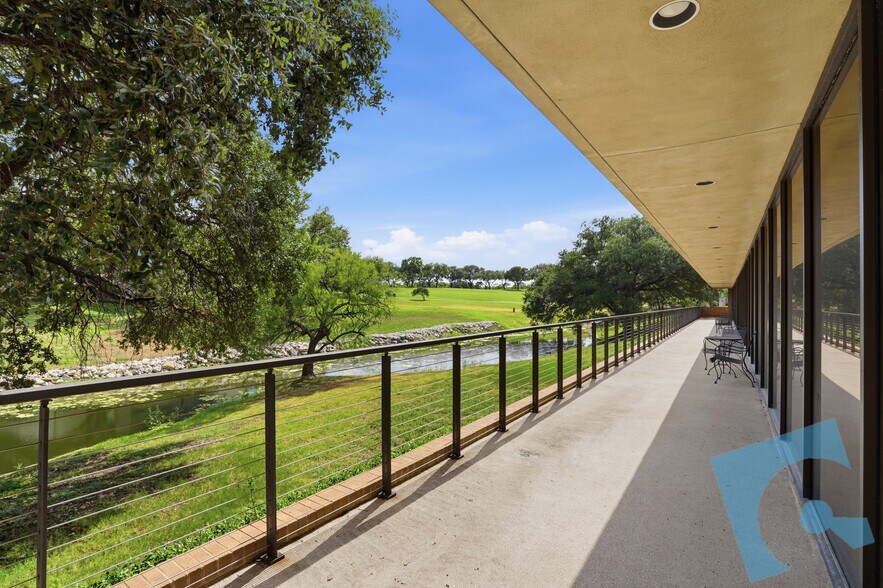 250 Decker Dr, Irving, TX à louer - Photo de l’immeuble – Image 3 sur 23
