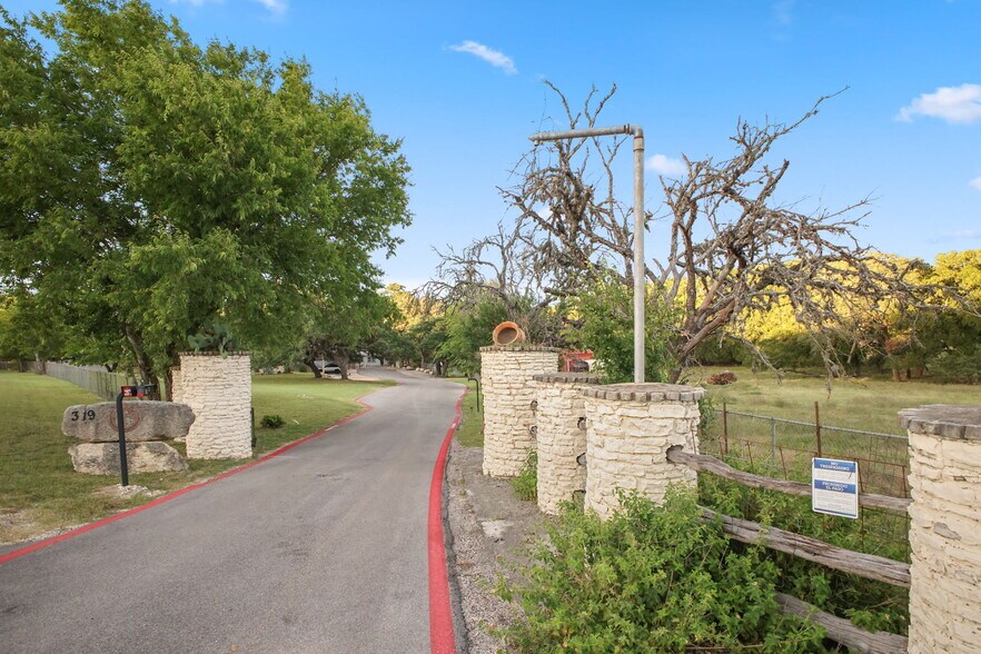 319 Los Indios Ranch Rd, Boerne, TX à louer - Photo de l’immeuble – Image 2 sur 11