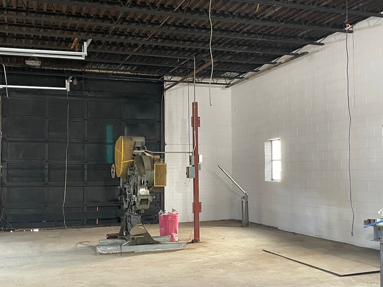 445 Niantic Ave, Cranston, RI à louer - Photo de l’immeuble – Image 3 sur 11