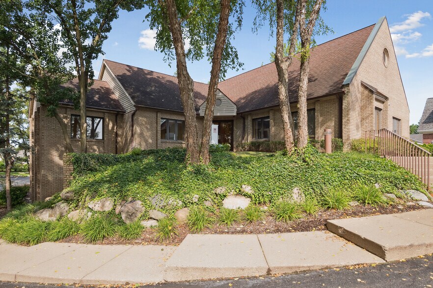 1181 N Milford Rd, Milford, MI à vendre - Photo de l’immeuble – Image 1 sur 86