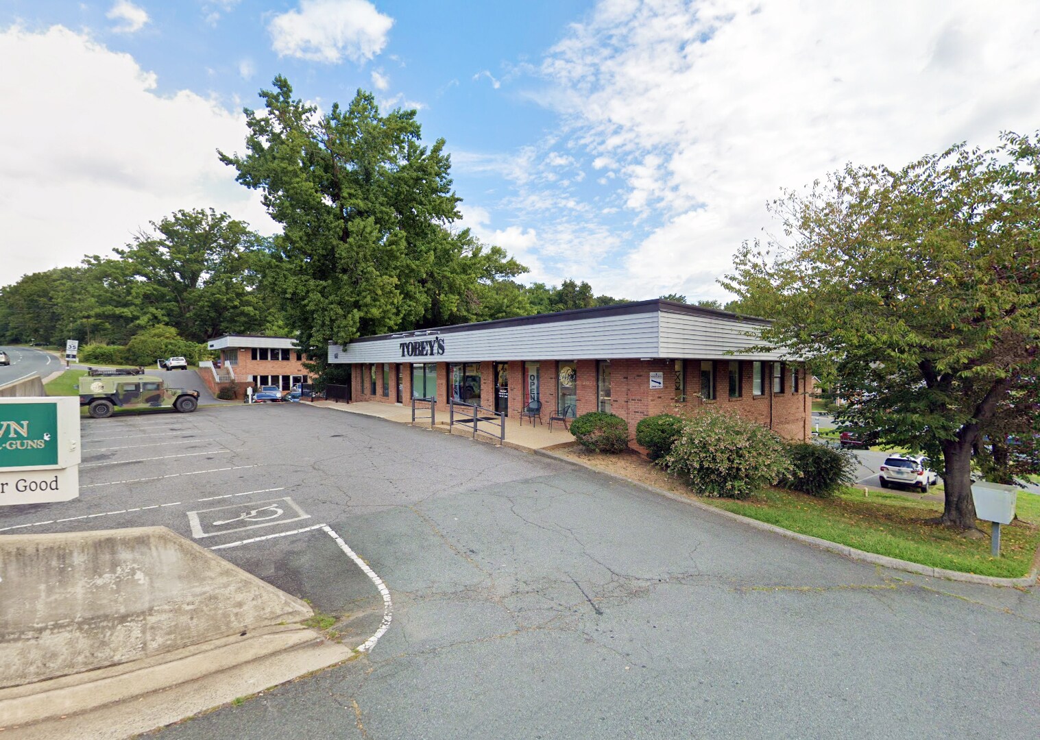 612 Rio Rd W, Charlottesville, VA à louer Photo de l’immeuble– Image 1 sur 9