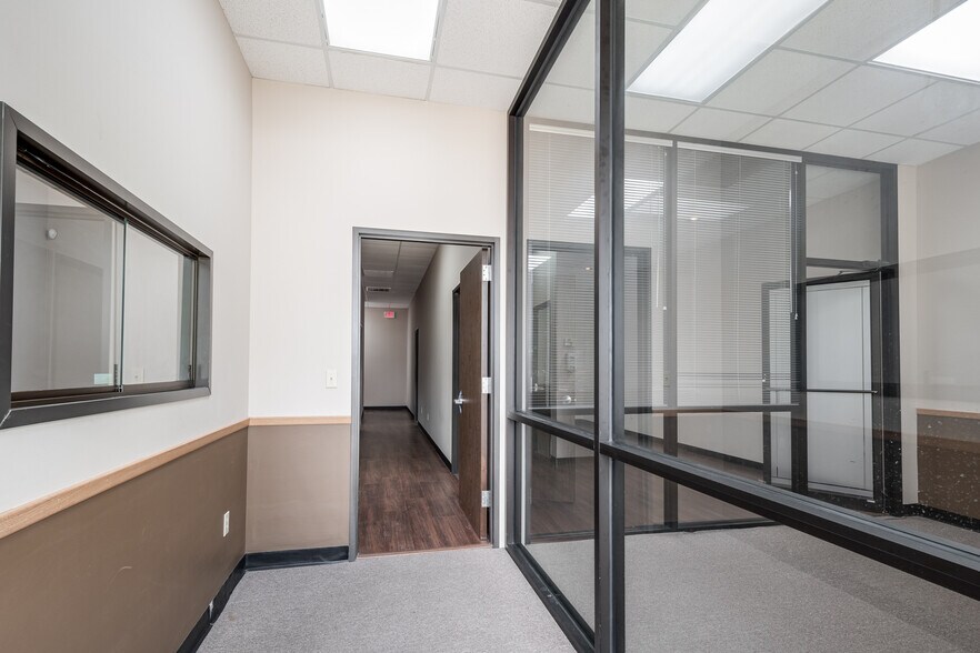 2300 E Pasadena Fwy, Pasadena, TX à louer - Photo de l’immeuble – Image 3 sur 7