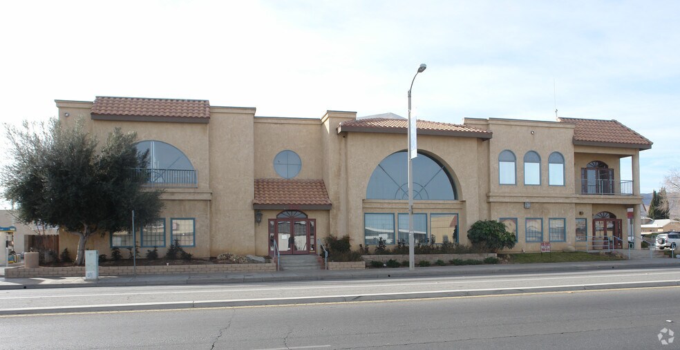 950 E Palmdale Blvd, Palmdale, CA à vendre - Photo de l’immeuble – Image 3 sur 17