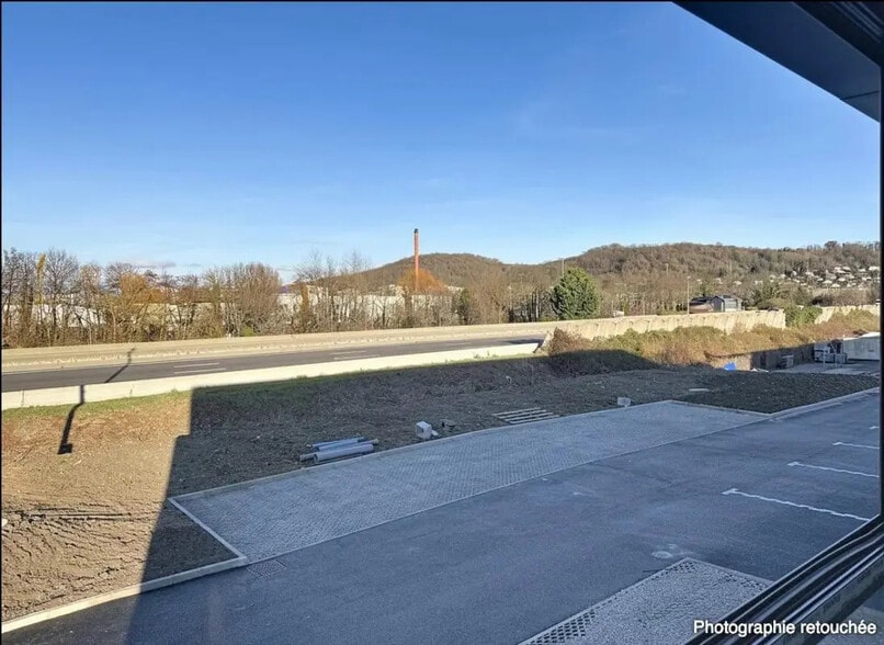 Bureau dans Bourgoin-Jallieu à louer - Photo de l’immeuble – Image 3 sur 11