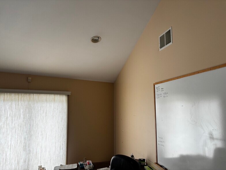 82 Norwich Westerly Rd, North Stonington, CT à vendre - Photo de l’immeuble – Image 3 sur 18
