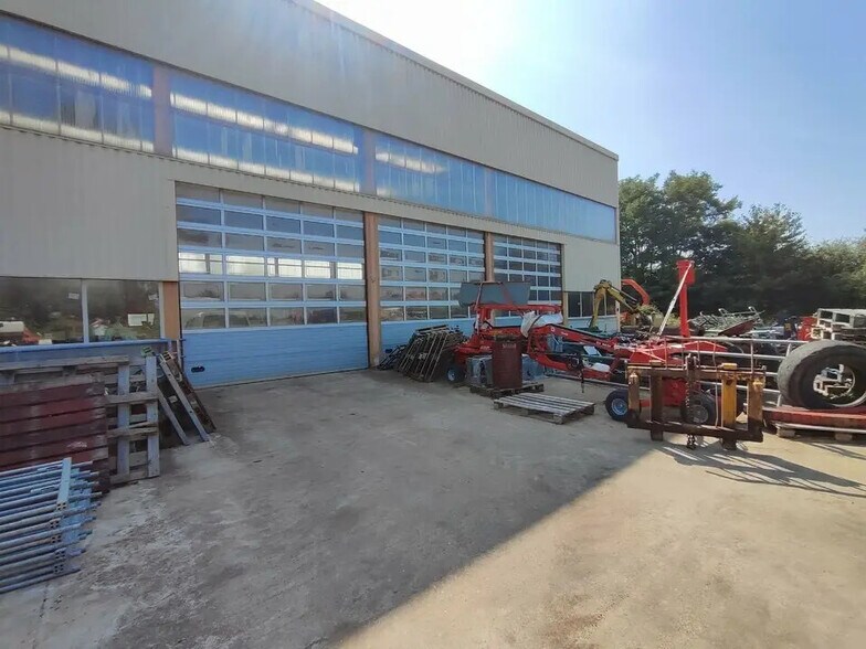 Local d'activités dans Villeneuve-de-Marc à vendre - Photo de l’immeuble – Image 3 sur 8