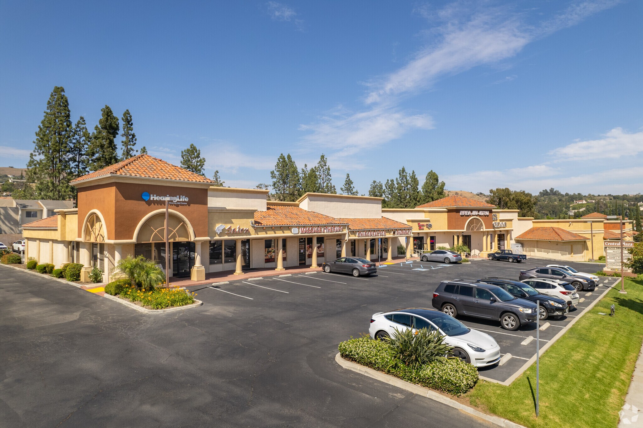 375-385 W Central Ave, Brea, CA à louer Photo principale– Image 1 sur 3