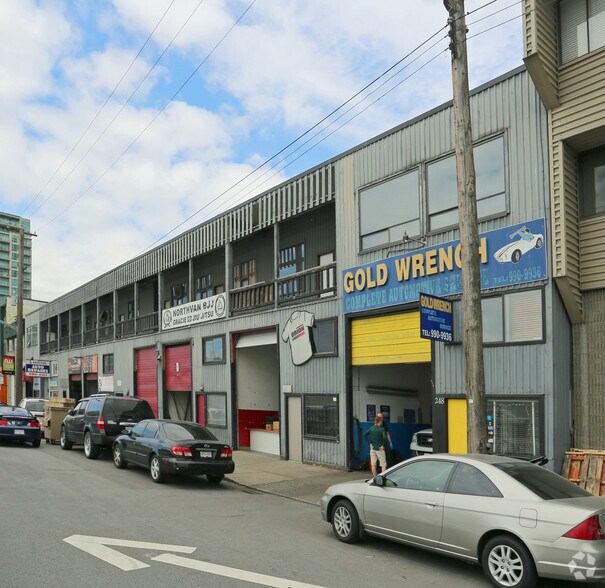 238-250 E Esplanade, North Vancouver, BC à louer - Photo principale – Image 1 sur 7