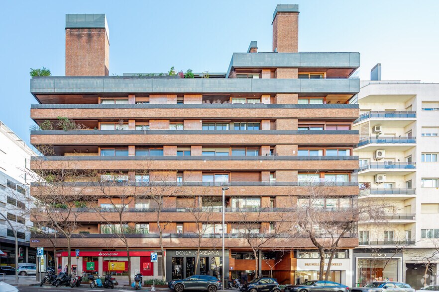 Immeuble residentiel dans Madrid, Madrid à vendre - Photo de l’immeuble – Image 2 sur 2