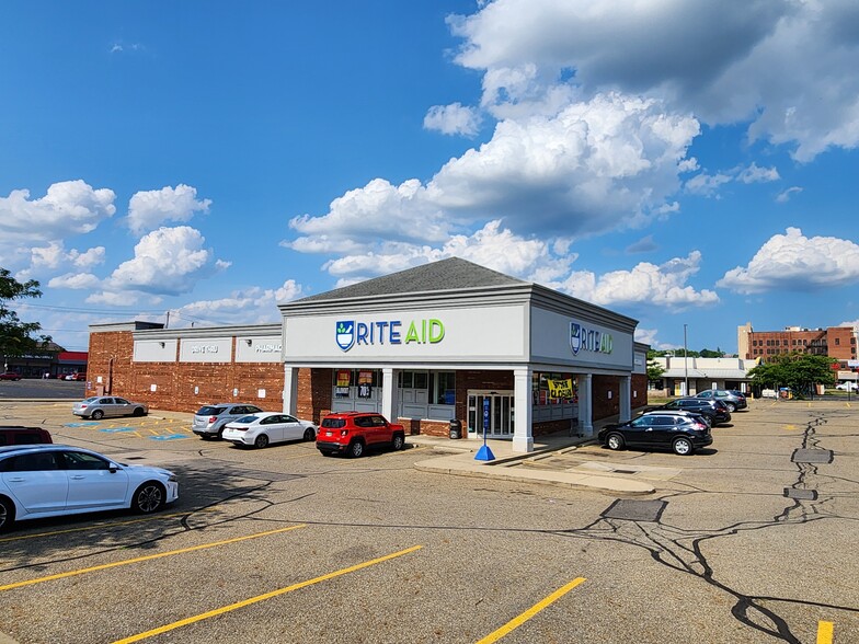 242 Lincoln Way W, Massillon, OH à louer - Photo de l’immeuble – Image 2 sur 9