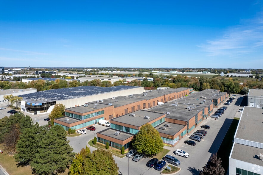 70 E Beaver Creek Rd, Richmond Hill, ON à vendre - Aérien – Image 2 sur 8