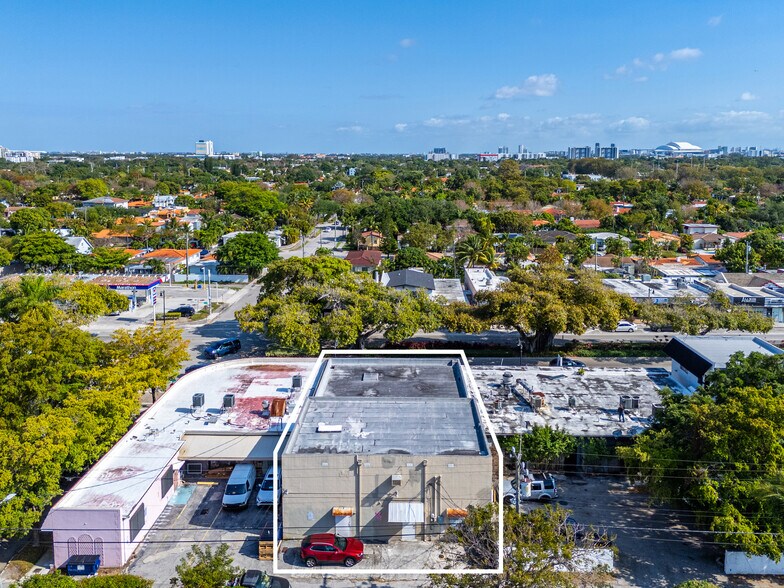 2292 SW 22nd St, Miami, FL à vendre - Photo de l’immeuble – Image 2 sur 20