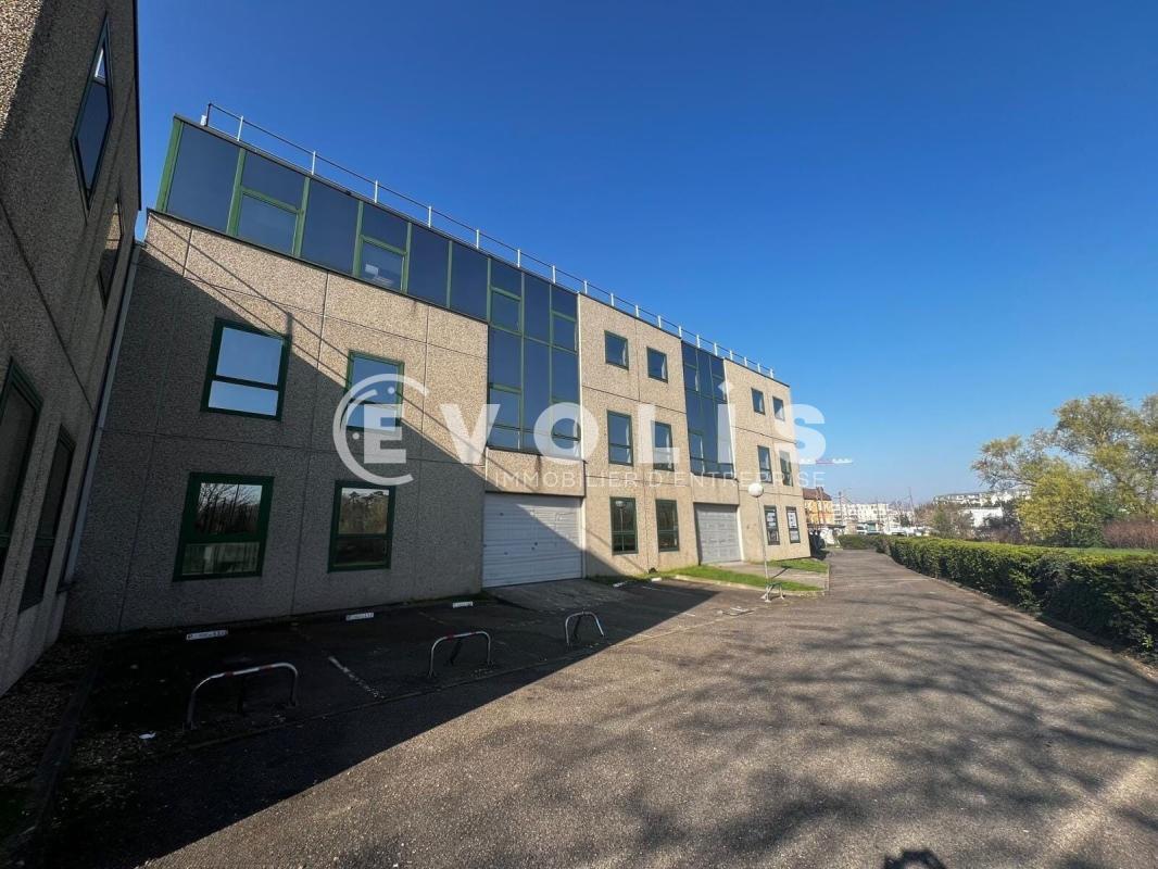 Local d'activités dans Viry Chatillon à vendre Photo de l’immeuble– Image 1 sur 11
