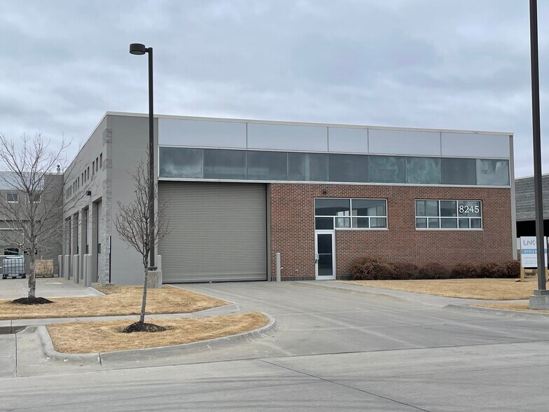 8245 Cody Dr, Lincoln, NE à vendre - Photo de l’immeuble – Image 1 sur 18