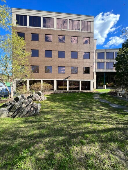 28 Vernon St, Brattleboro, VT à louer - Photo de l’immeuble – Image 1 sur 5