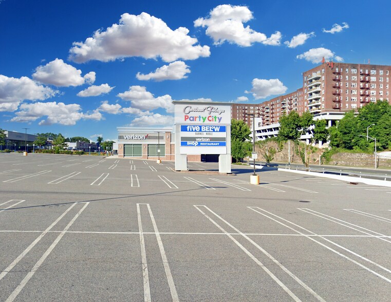 2550 Central Park Ave, Yonkers, NY à louer - Photo de l’immeuble – Image 3 sur 10