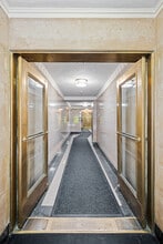 227-229 W 29th St, New York, NY à louer Hall d’entrée– Image 1 sur 3