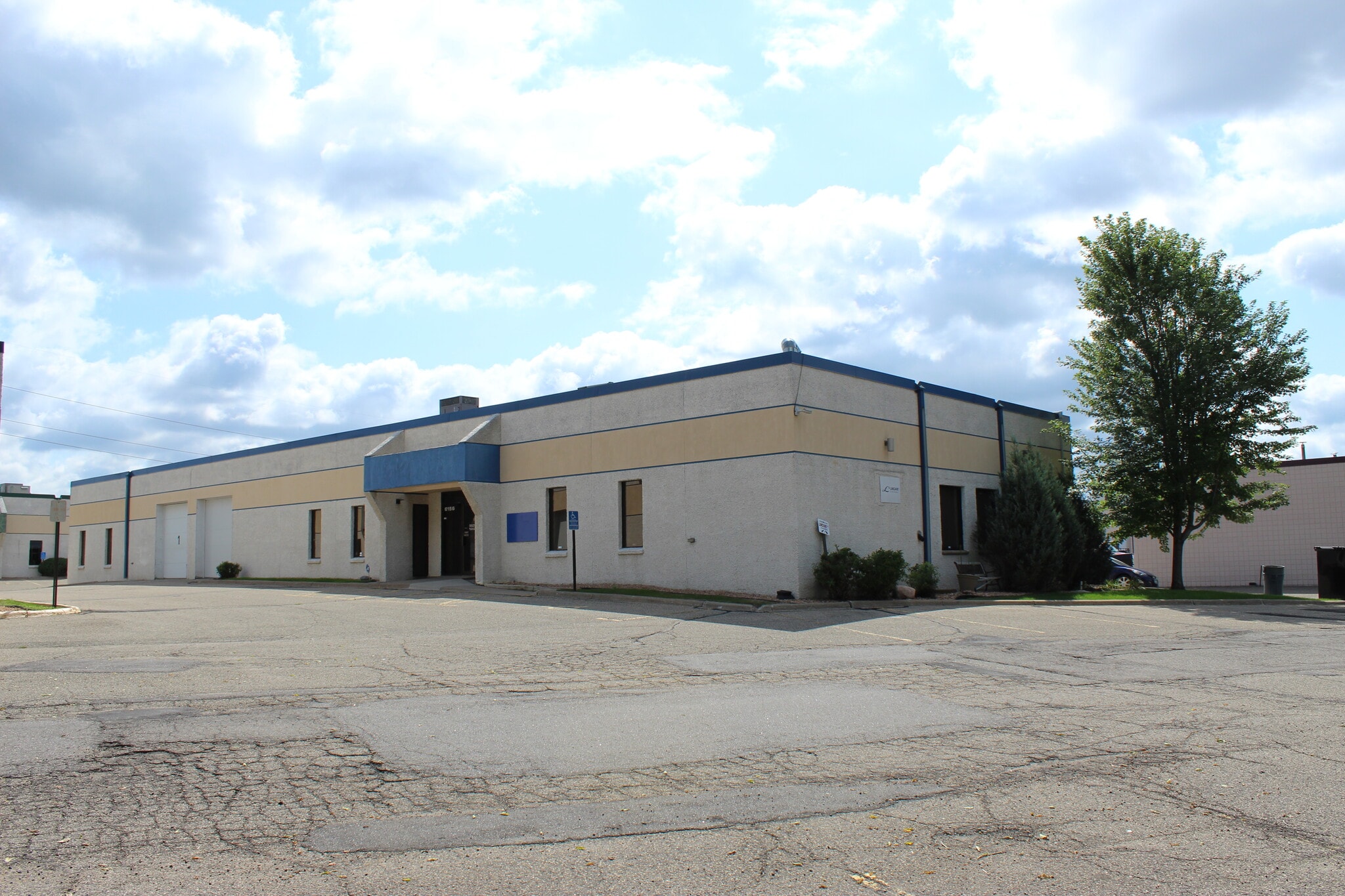 6102-6112 Olson Memorial Hwy, Golden Valley, MN à louer Photo de l’immeuble– Image 1 sur 2
