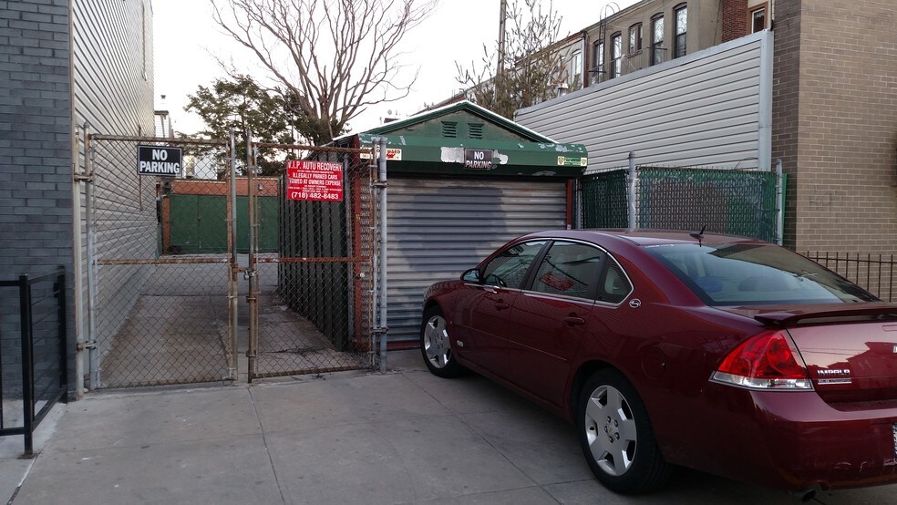 1864 Gates Ave, Ridgewood, NY à vendre - Photo de l’immeuble – Image 1 sur 2