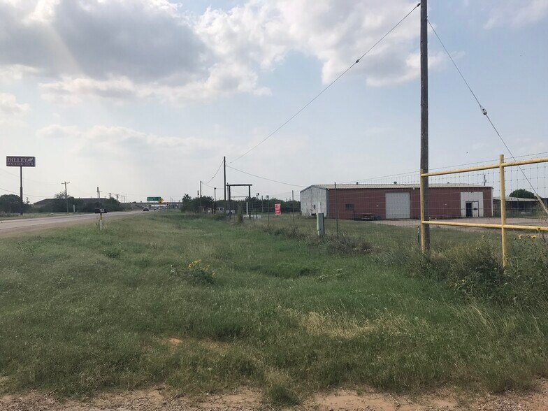800 W Fm 117, Dilley, TX à louer - Photo de l’immeuble – Image 2 sur 13