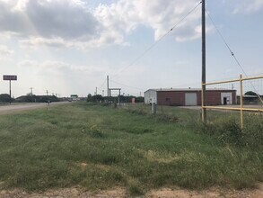 800 W Fm 117, Dilley, TX à louer Photo de l’immeuble– Image 2 sur 13