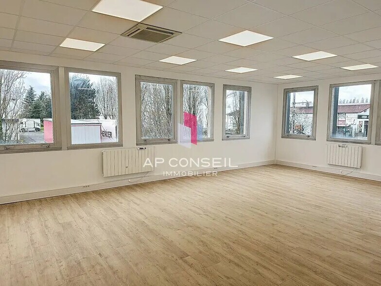 Bureau dans Coignières à louer - Photo de l’immeuble – Image 3 sur 4