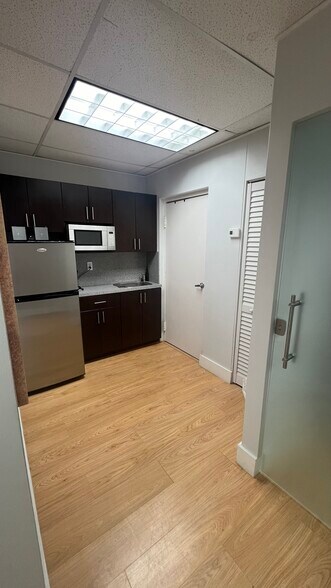 8283 NW 64th St, Miami, FL à louer - Photo de l’immeuble – Image 3 sur 15