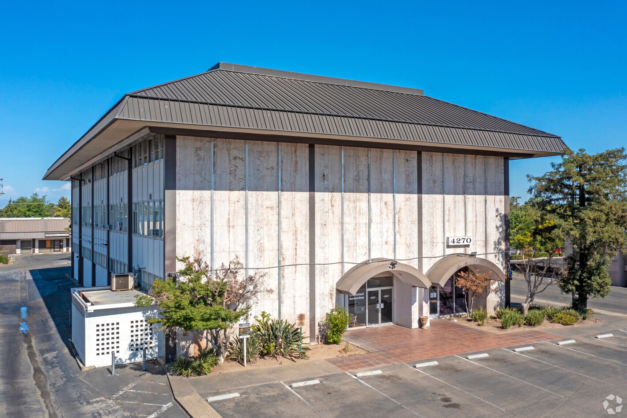 4270 N Blackstone Ave, Fresno, CA à vendre Photo principale– Image 1 sur 29