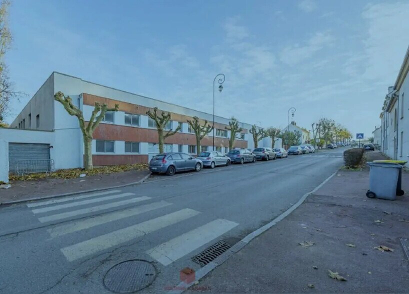 Industriel/Logistique dans Louvres à vendre - Photo de l’immeuble – Image 2 sur 13