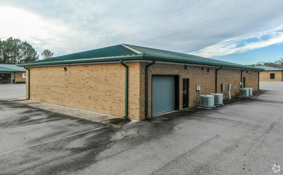 711 Tilghman Dr, Dunn, NC à louer - Photo de l’immeuble – Image 3 sur 6