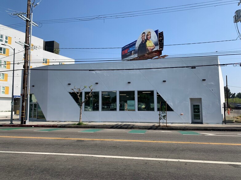 5075 W Adams Blvd, Los Angeles, CA à louer - Photo de l’immeuble – Image 1 sur 6