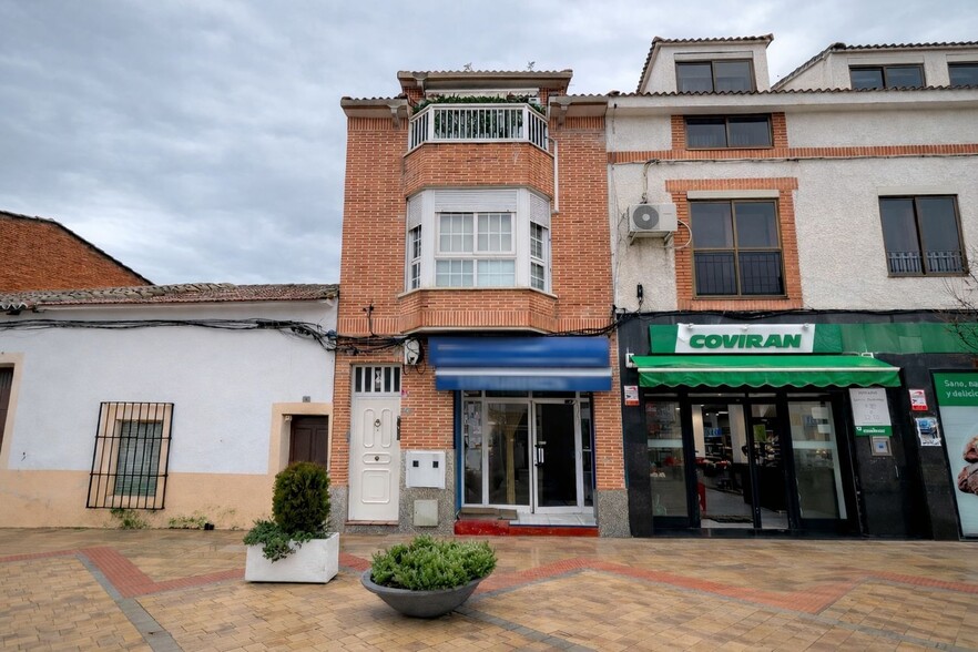 Immeuble residentiel dans Fuente el Saz de Jarama, Madrid à vendre - Photo principale – Image 1 sur 3