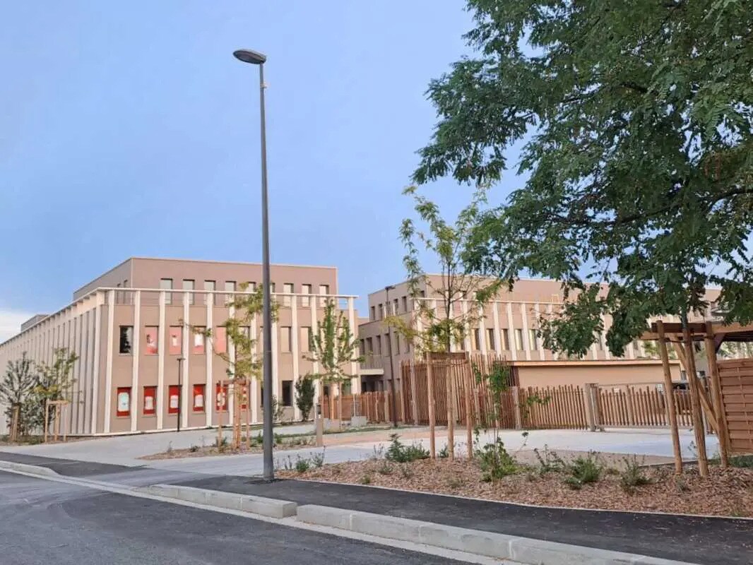 Bureau dans Bron à vendre Photo de l’immeuble– Image 1 sur 23