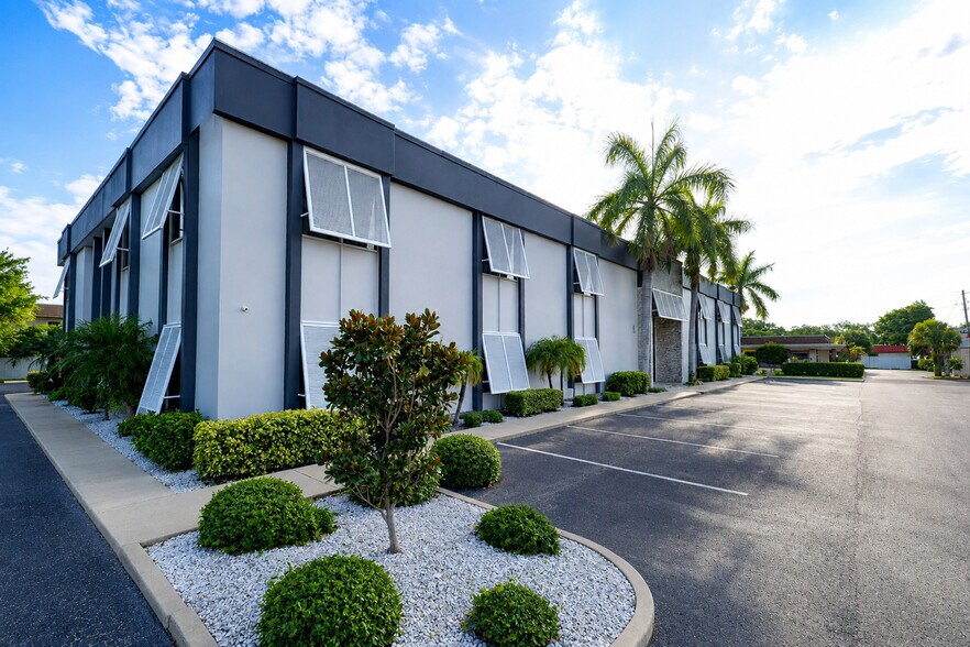 2700 E Bay Dr, Largo, FL à louer - Photo de l’immeuble – Image 2 sur 5