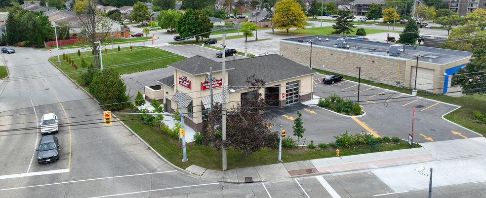 8025 Tecumseh Rd E, Windsor, ON à louer - Photo de l’immeuble – Image 2 sur 5