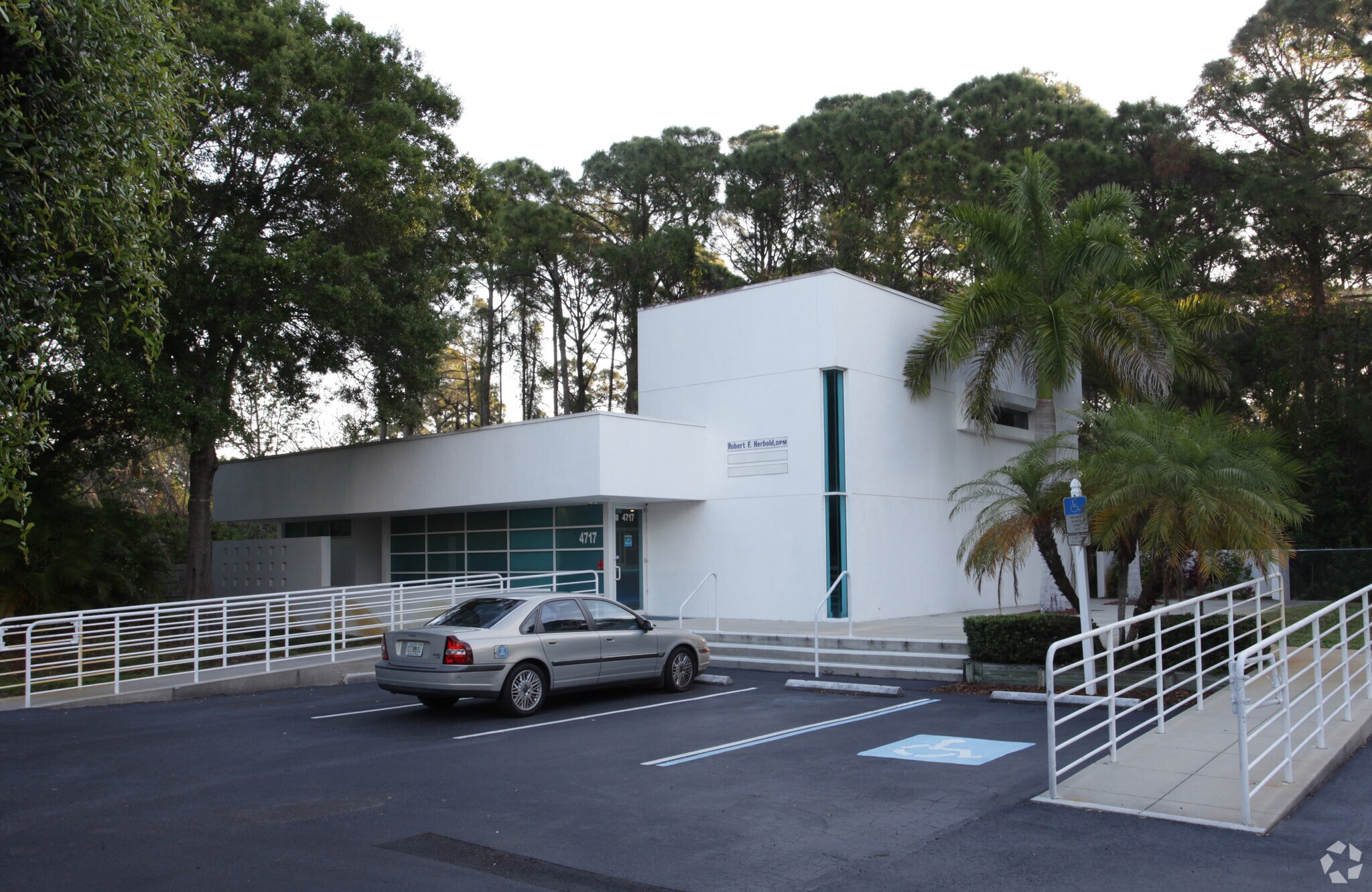 4717 Swift Rd, Sarasota, FL à vendre Photo principale– Image 1 sur 23