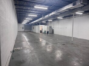 511-545 NE 32nd St, Oakland Park, FL à louer Photo intérieure– Image 2 sur 6