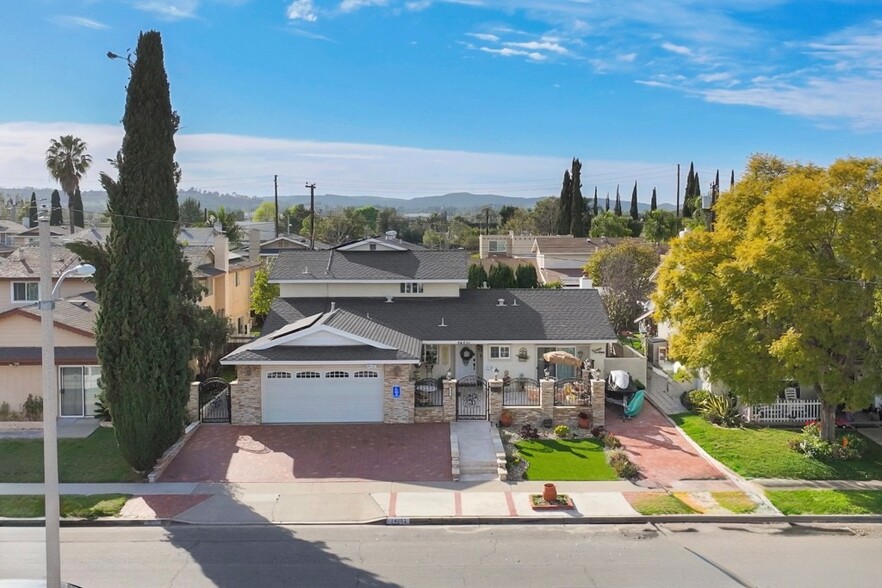 24251 Bark St, Lake Forest, CA à vendre - Photo de l’immeuble – Image 2 sur 12