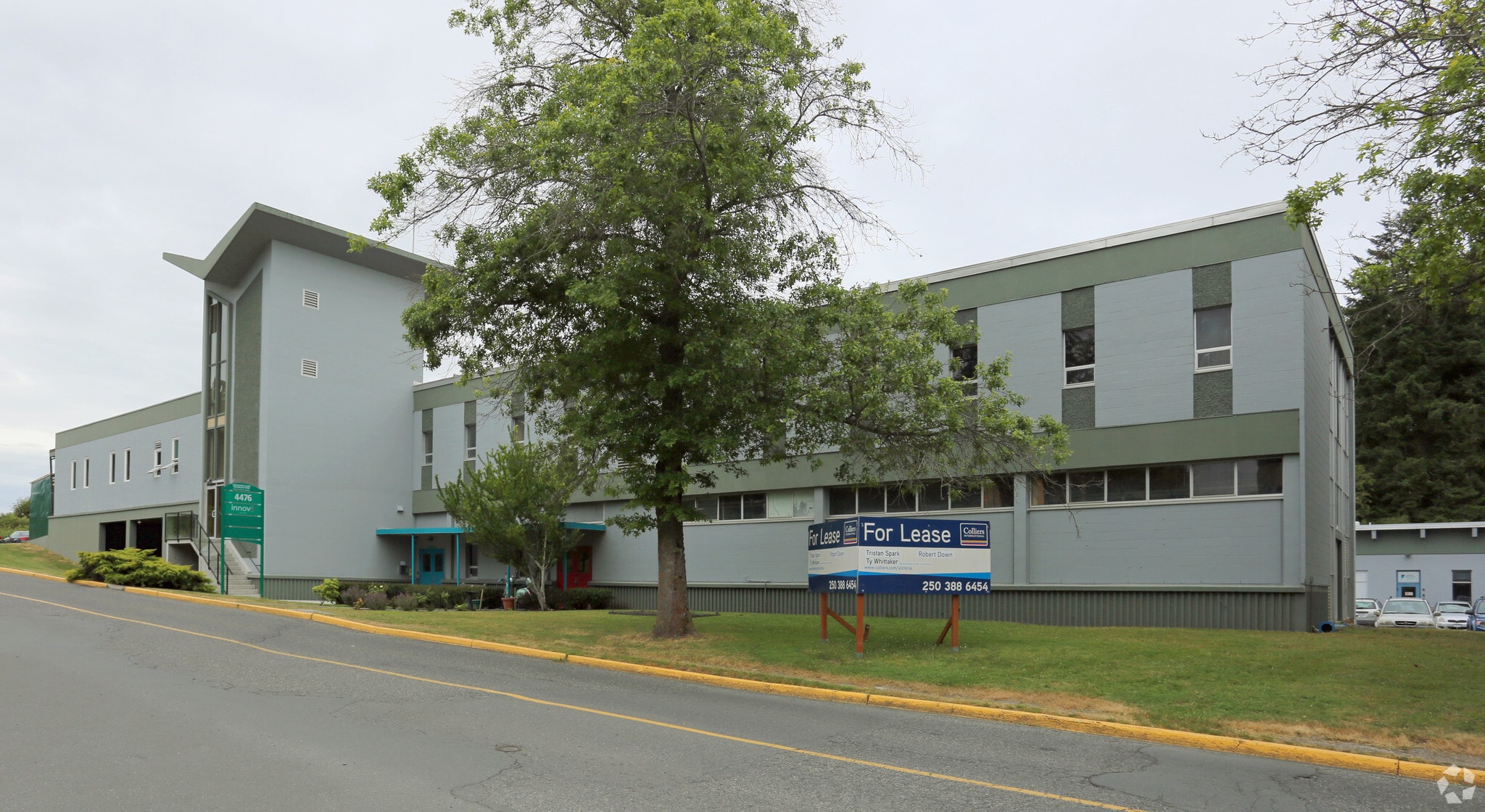 4470 Markham St, Saanich, BC à louer Photo de l’immeuble– Image 1 sur 4