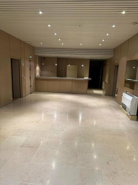 Bureau dans Perpignan à vendre - Hall d’entrée – Image 2 sur 4