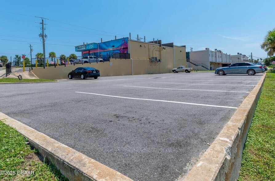 1368 Ocean Shore Blvd, Ormond Beach, FL à vendre - Photo de l’immeuble – Image 2 sur 5