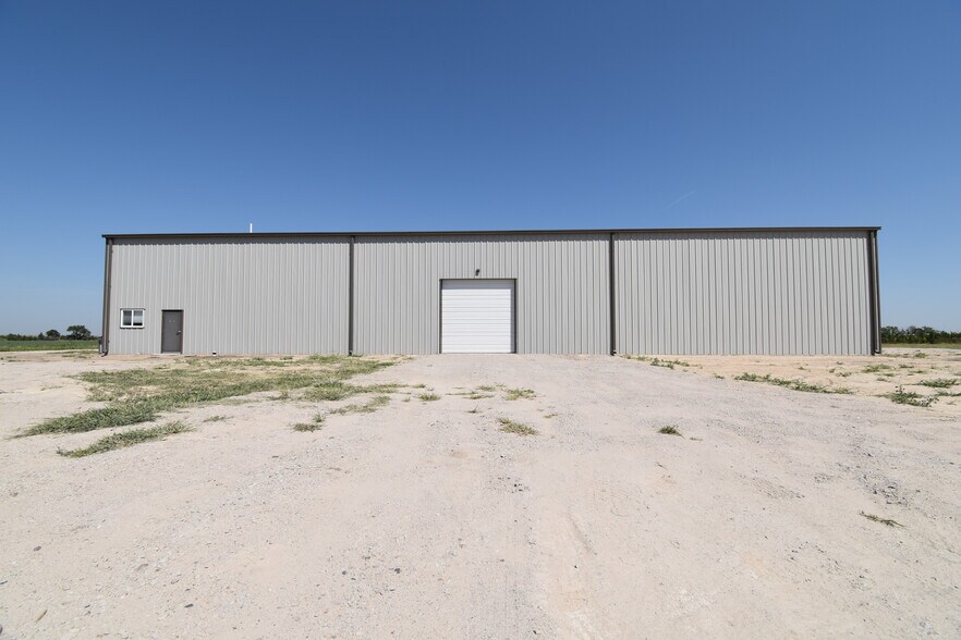 823 Center Ave, Curtis, NE à louer - Photo principale – Image 1 sur 16