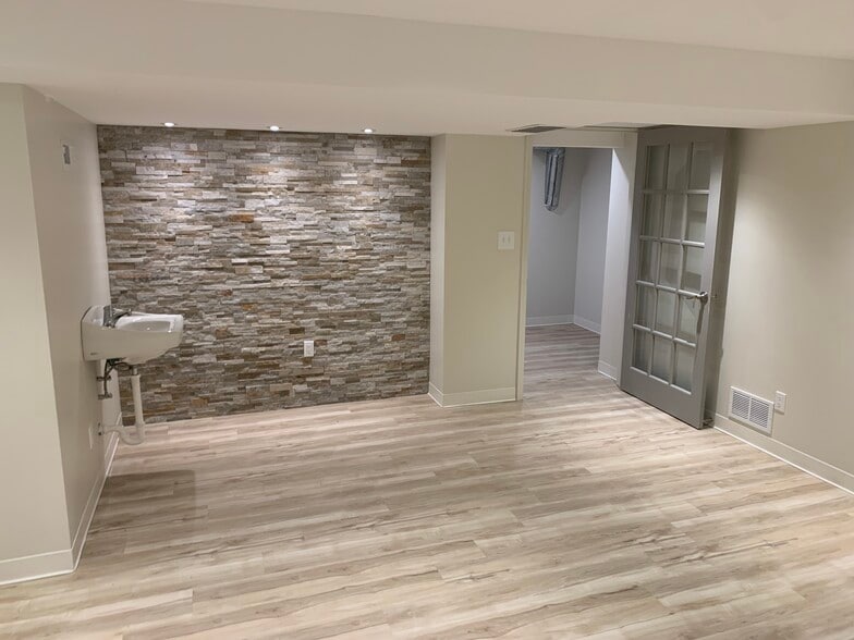 1026-1028 E Riverside Blvd, Loves Park, IL à louer - Photo intérieure – Image 2 sur 16